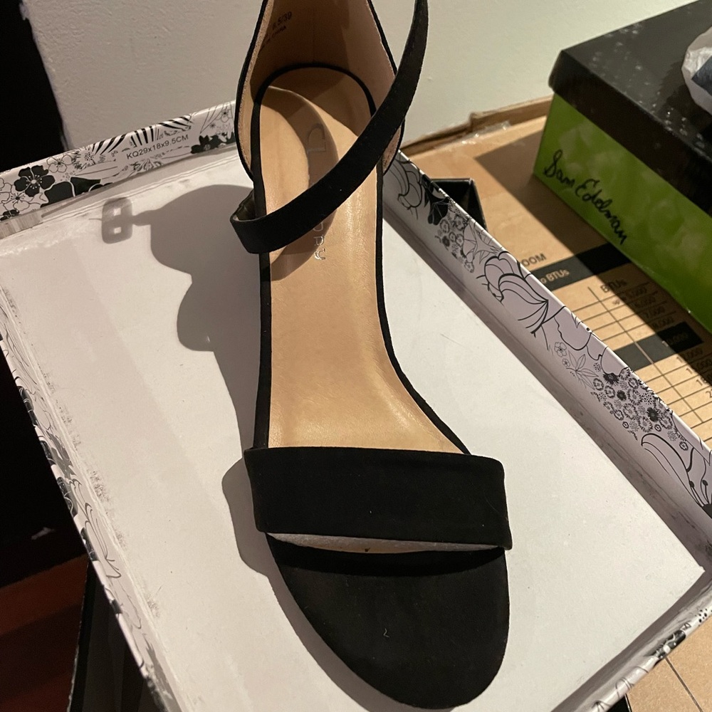 Chinese Laundry Strappy Thick Black Heels size 8.5 womens/39 EUR